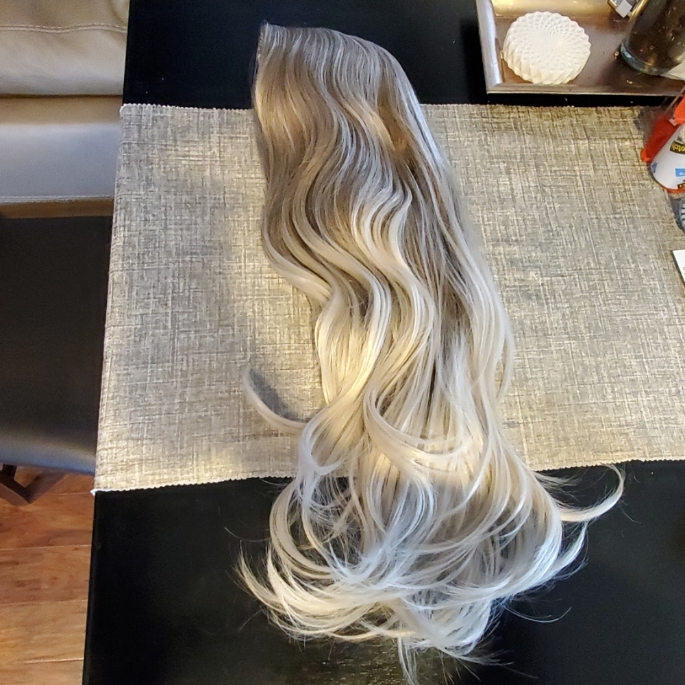 Ash blonde/platinum wavy synthetic wig